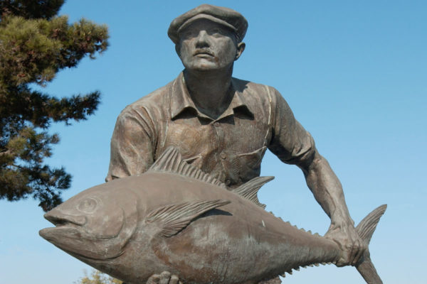 The Fishing Industry Memorial, a bronze statue of a fisherman holding a large fish, pays tribute to the San Pedro’s canneries and fishing industry.